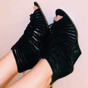 Suede wedges with fringe and slits (SIZE:10)